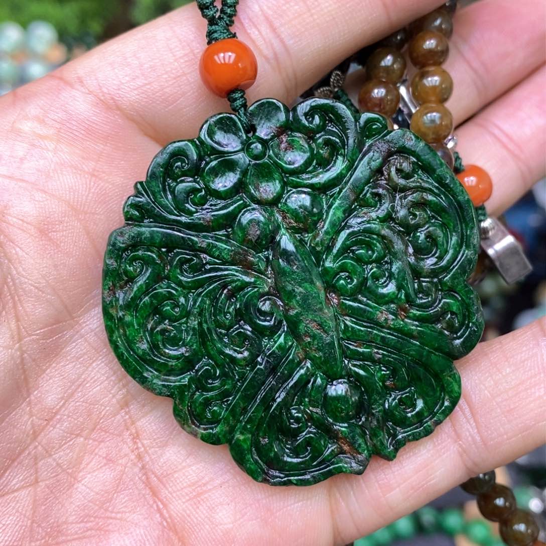 翡翠颈饰未镶嵌漂亮美眉