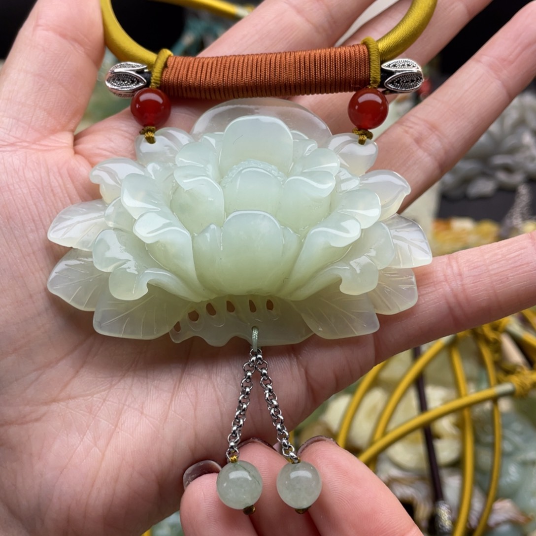 蛇纹石玉颈饰未镶嵌娄*