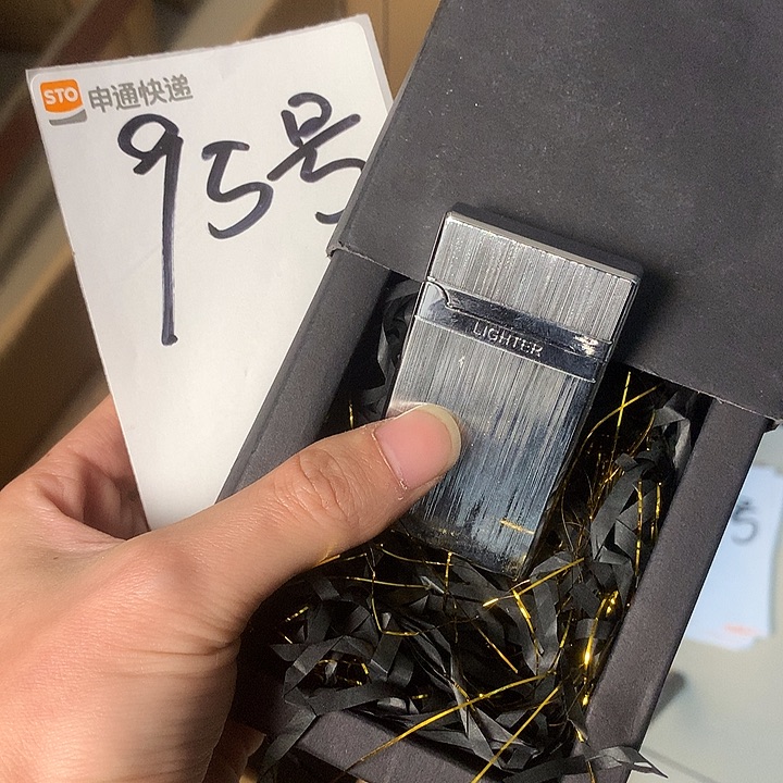 老***。95号打火机火火一个