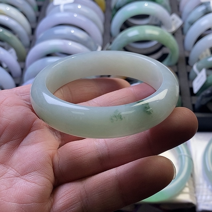 翡翠未镶嵌手镯9、正