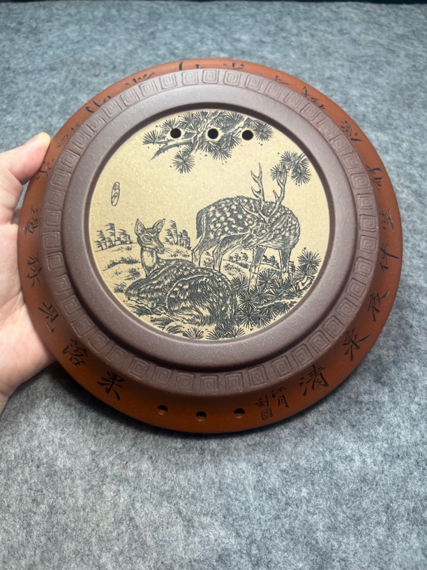 紫砂储水式圆形壶承，江月刻绘双鹿，蕴意福禄双全