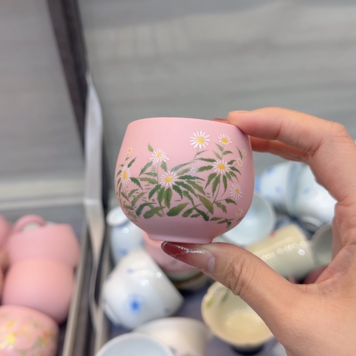 茶杯里的水也太多吧哈哈