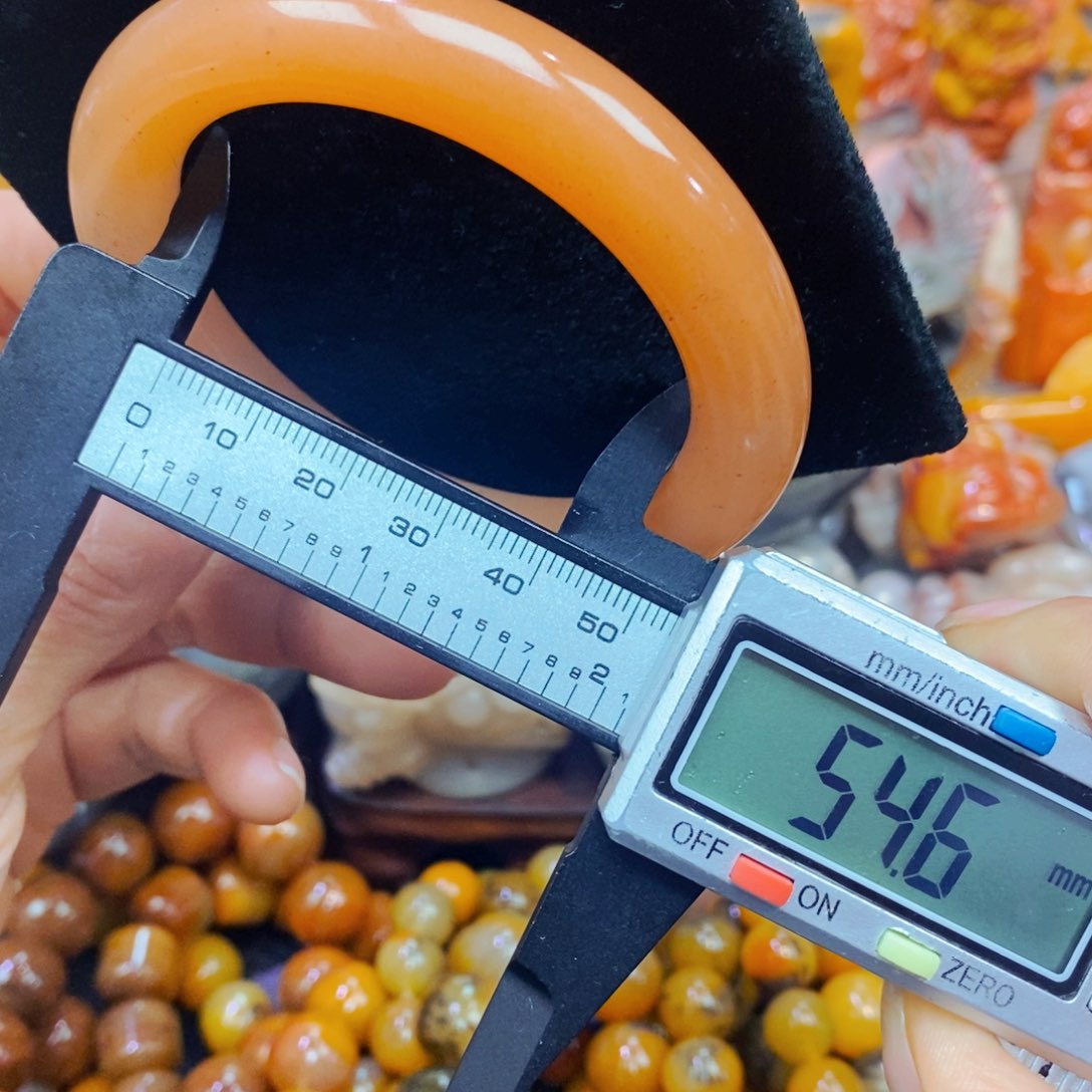 未镶嵌石英质玉（黄龙玉）颈饰