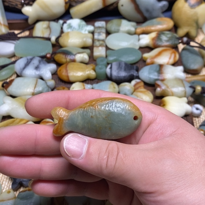 画***的蛇纹石玉未镶嵌颈饰