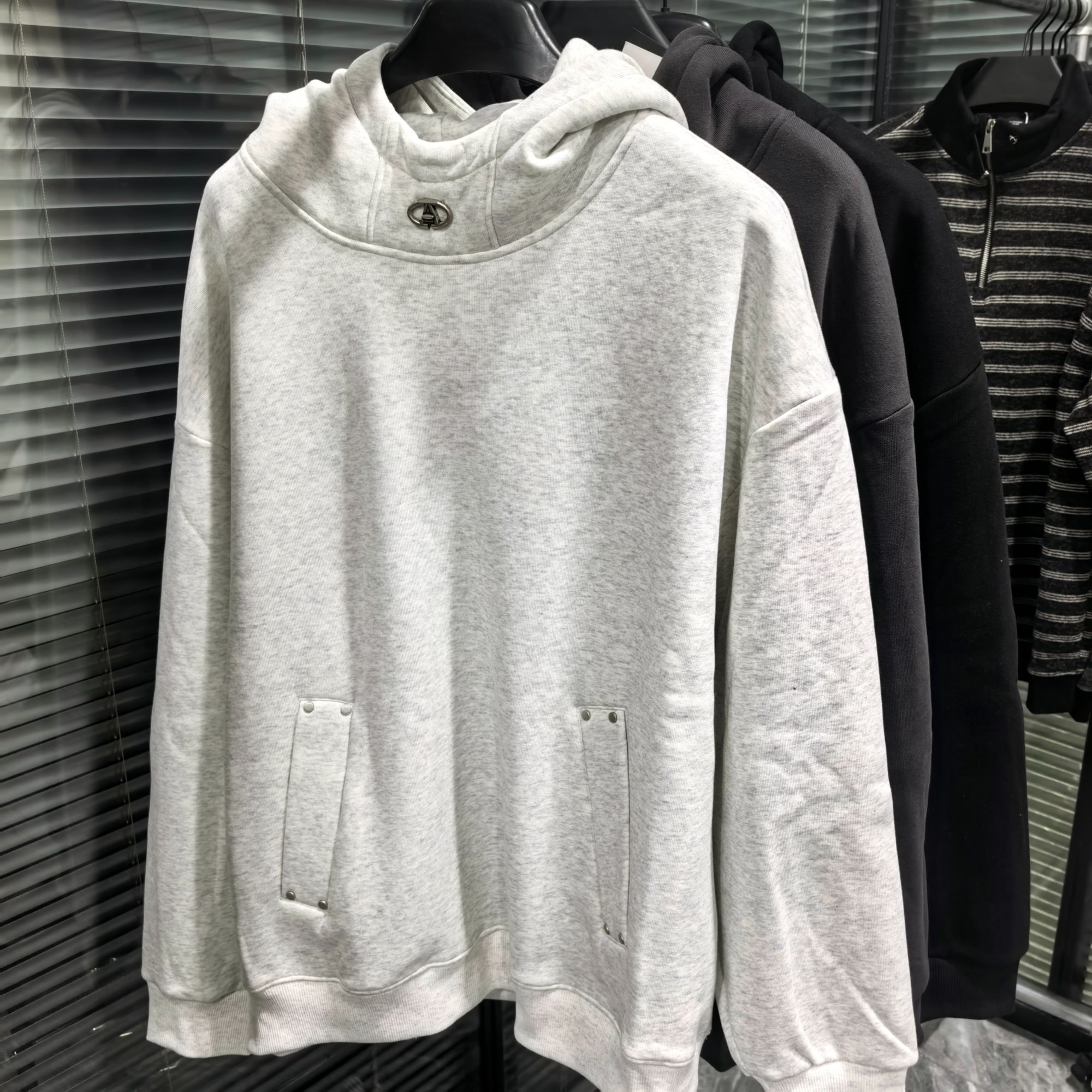 ZN25703  简约金属标  宽松版 加绒连帽卫衣