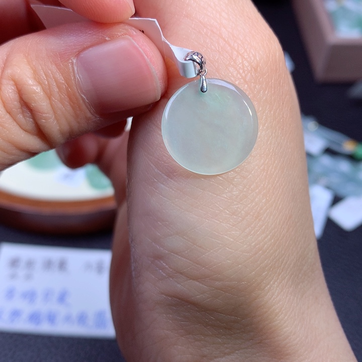 翡翠18K金镶嵌颈饰纯亏