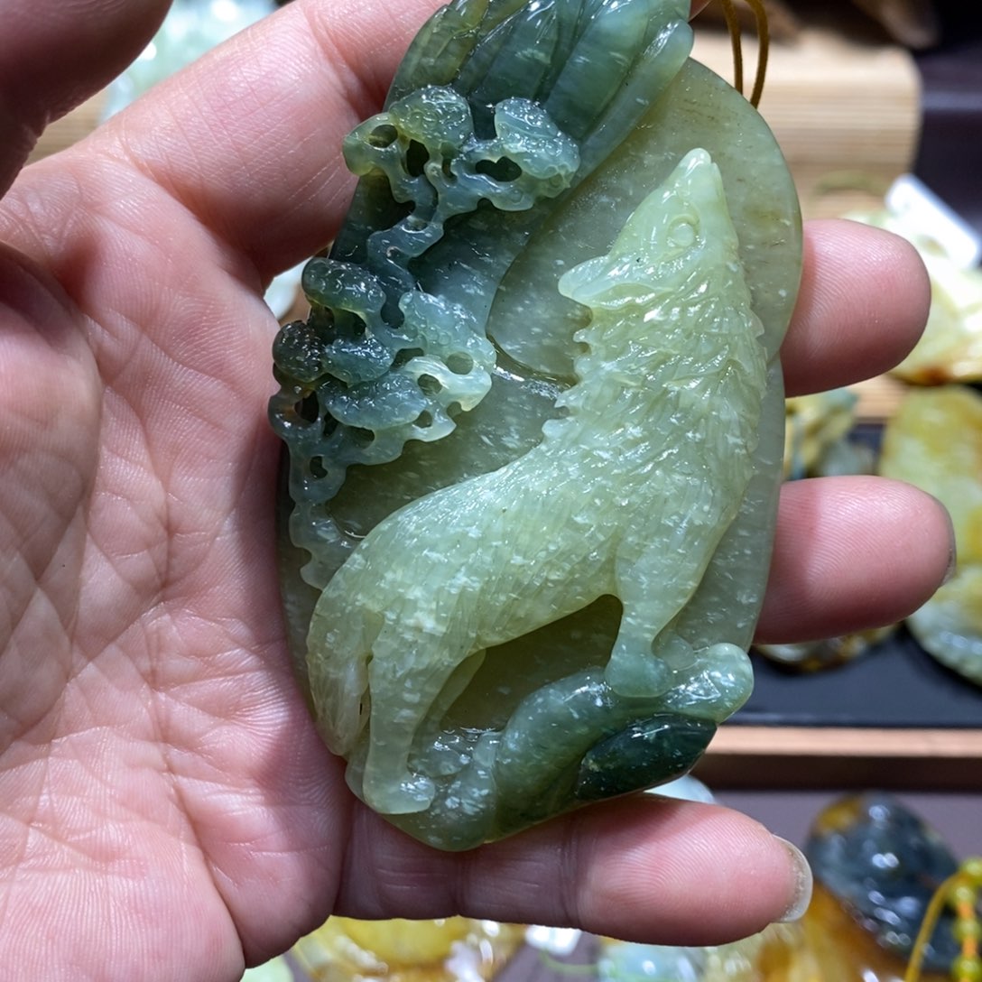 蛇纹石玉颈饰未镶嵌