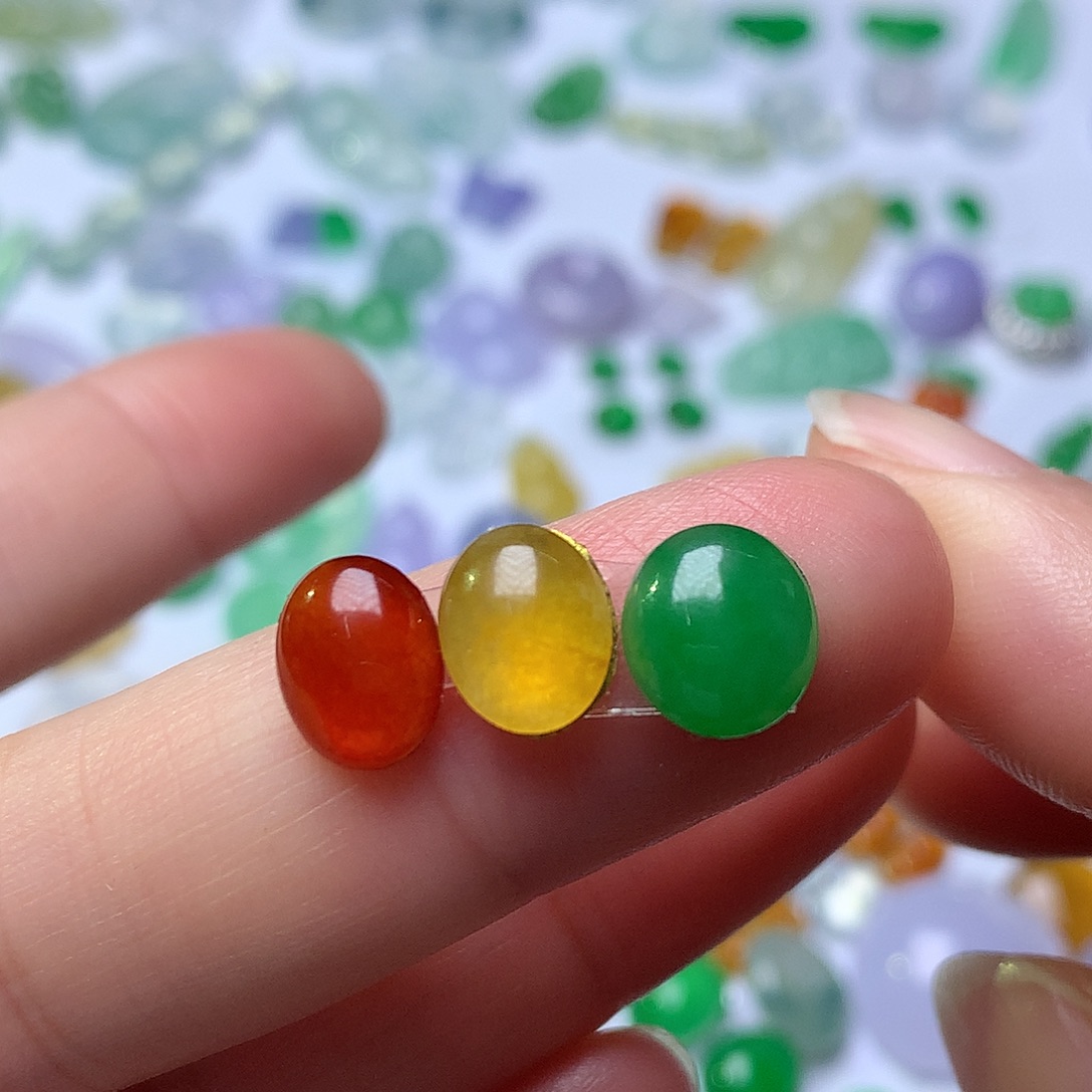 翡翠未镶嵌颈饰红绿灯