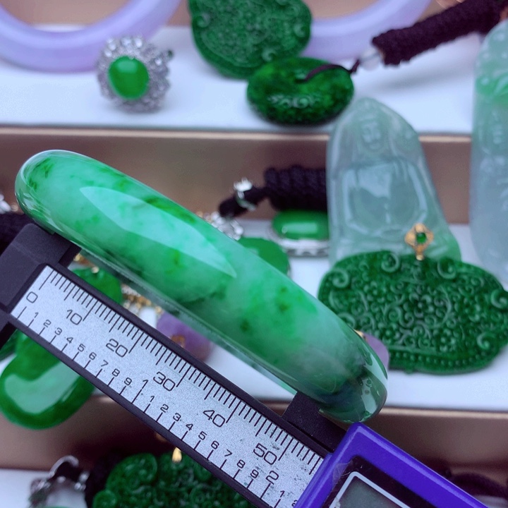 翡翠手镯未镶嵌…．．