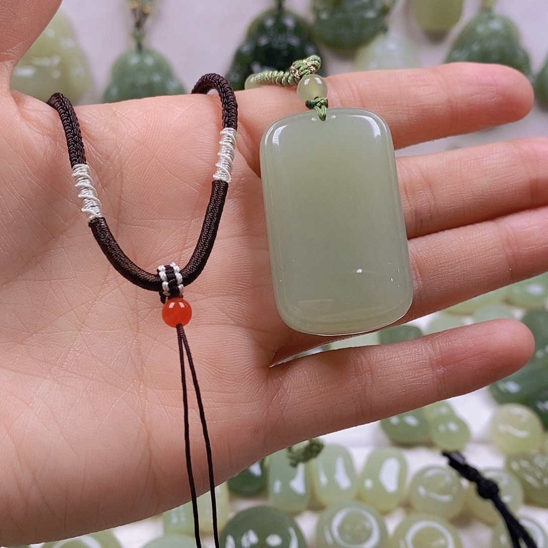 莫***生和田玉未镶嵌颈饰