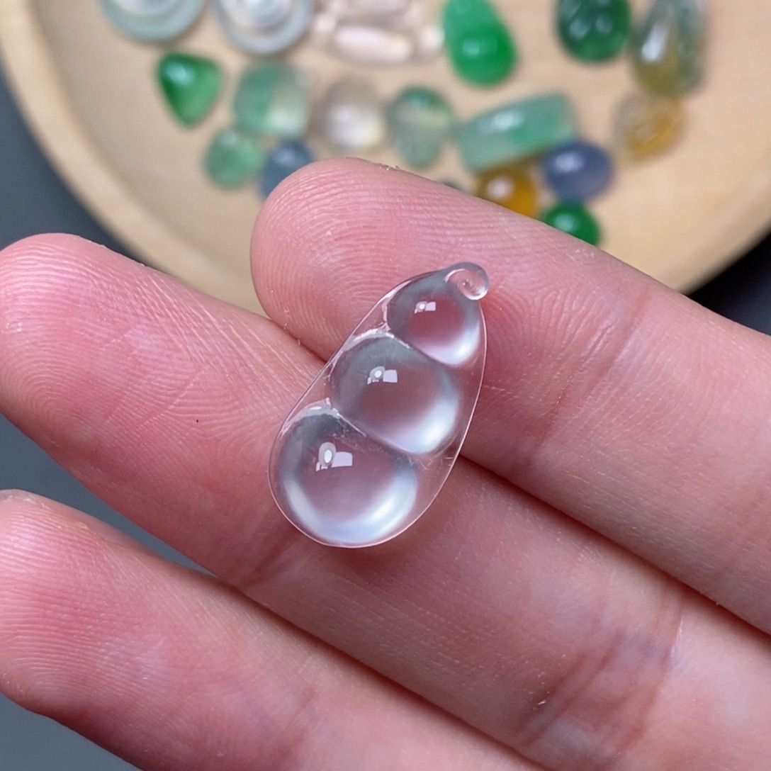 翡翠未镶嵌颈饰福豆