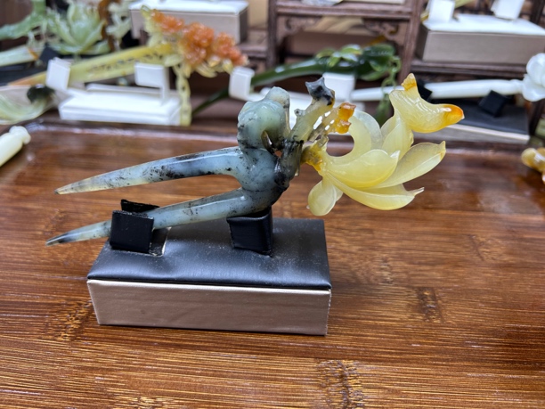 天然岫玉 俏色玉兰花 鸿运当头