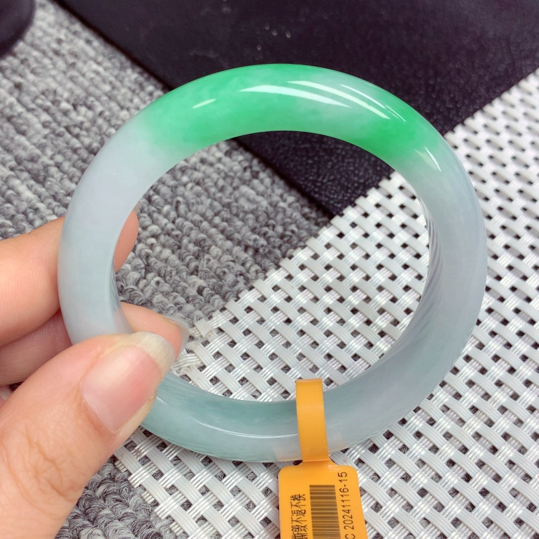 翡翠手镯未镶嵌缅甸