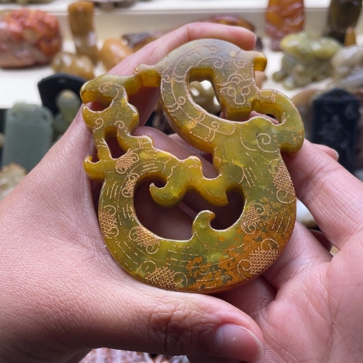 蛇纹石玉颈饰未镶嵌