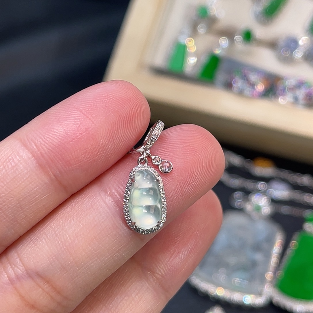 翡翠18K金镶嵌颈饰福豆