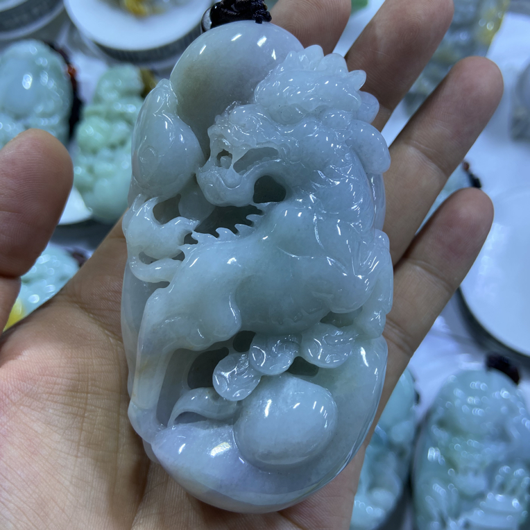 天然缅甸翡翠A货，麒麟寓意麒麟回头吃穿不愁，精工镂空手把件