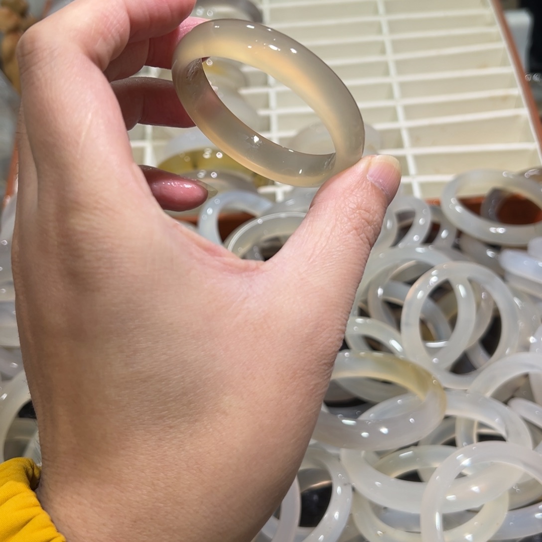 玛瑙/玉髓未镶嵌手镯50圈有包容34