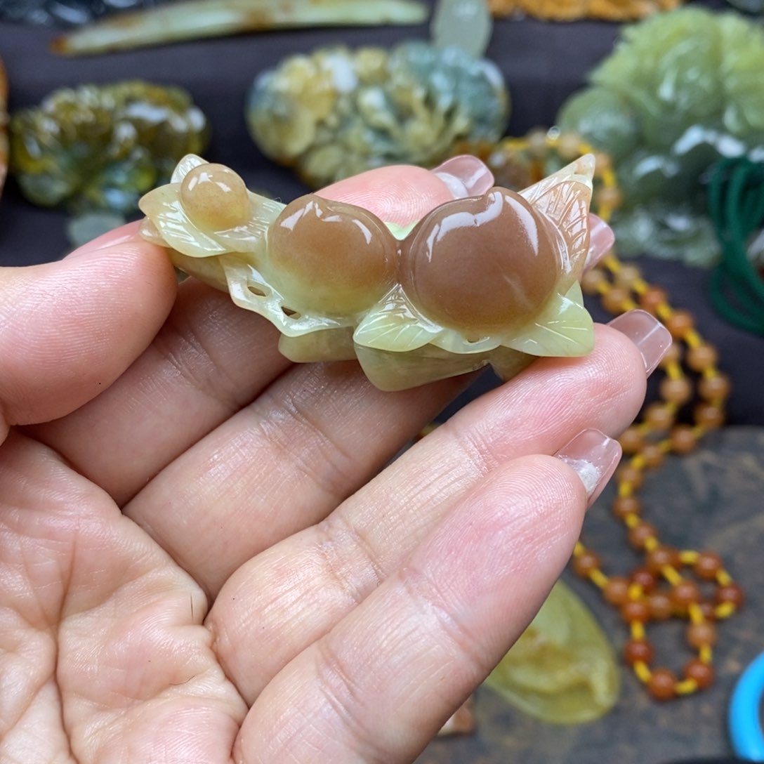 蛇纹石玉颈饰未镶嵌荧**红