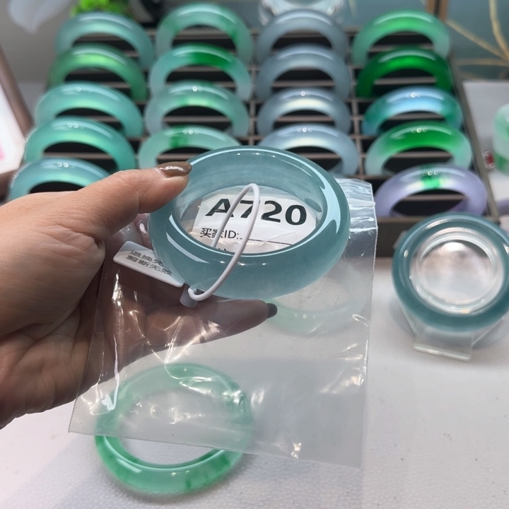 玉气***妃时尚飘花手镯720