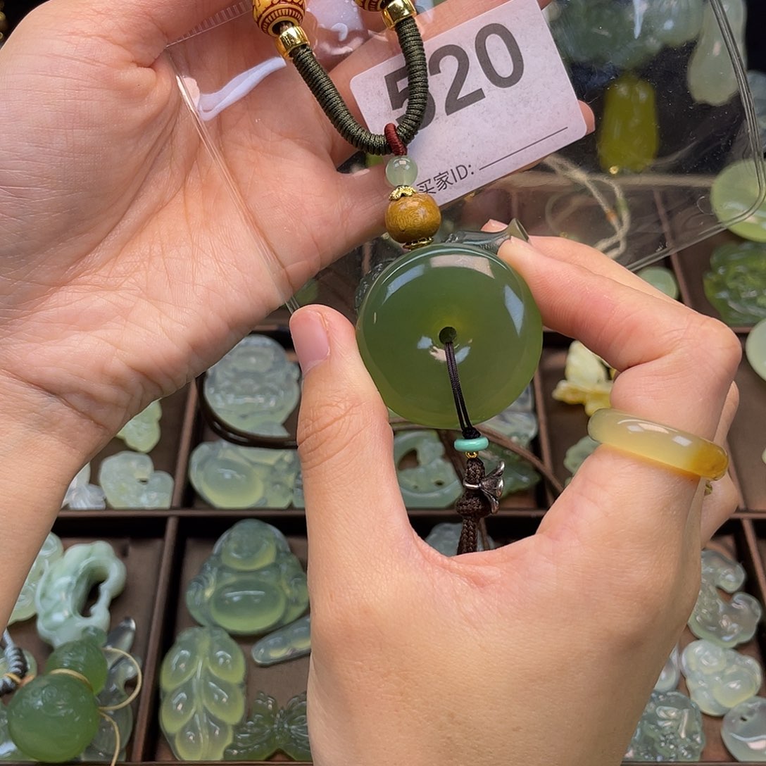 易***安蛇纹石玉未镶嵌颈饰