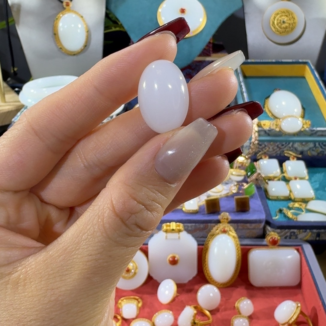 北***叔和田玉未镶嵌颈饰