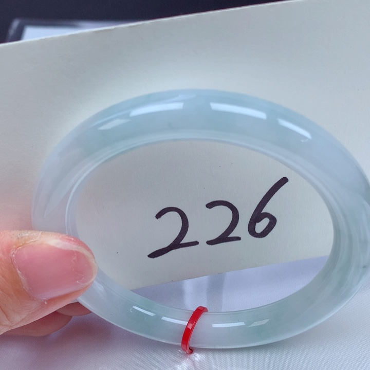 翡翠手镯未镶嵌翡翠