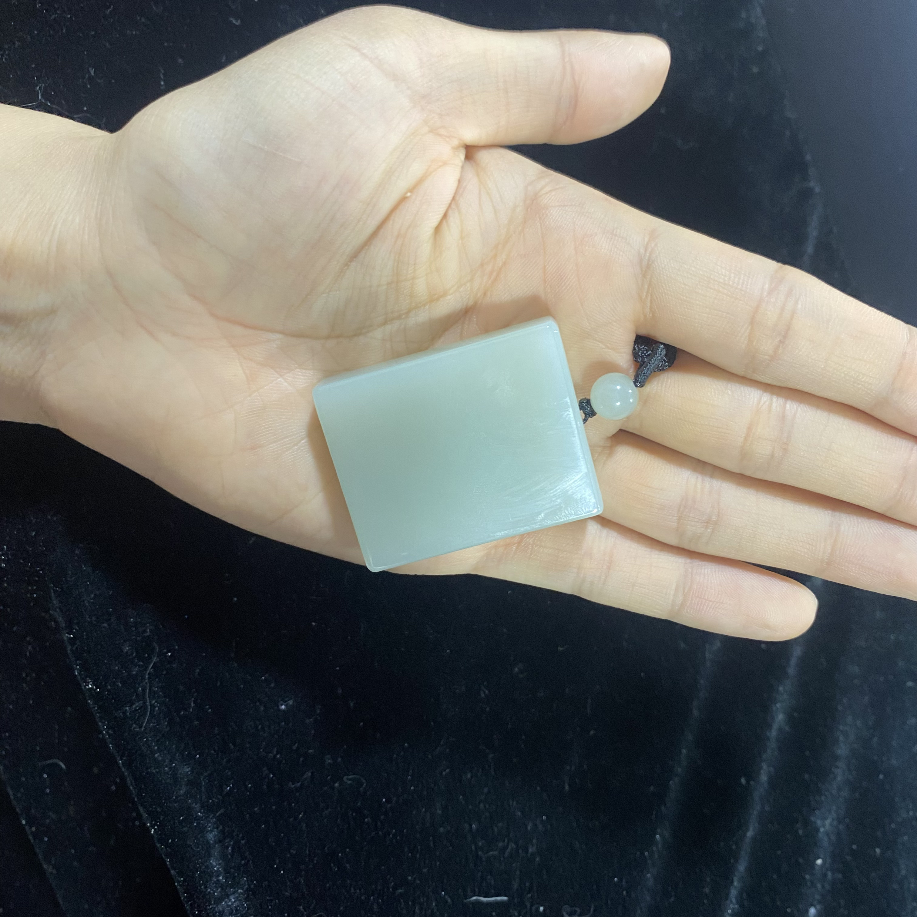 且末微色差近况吊坠