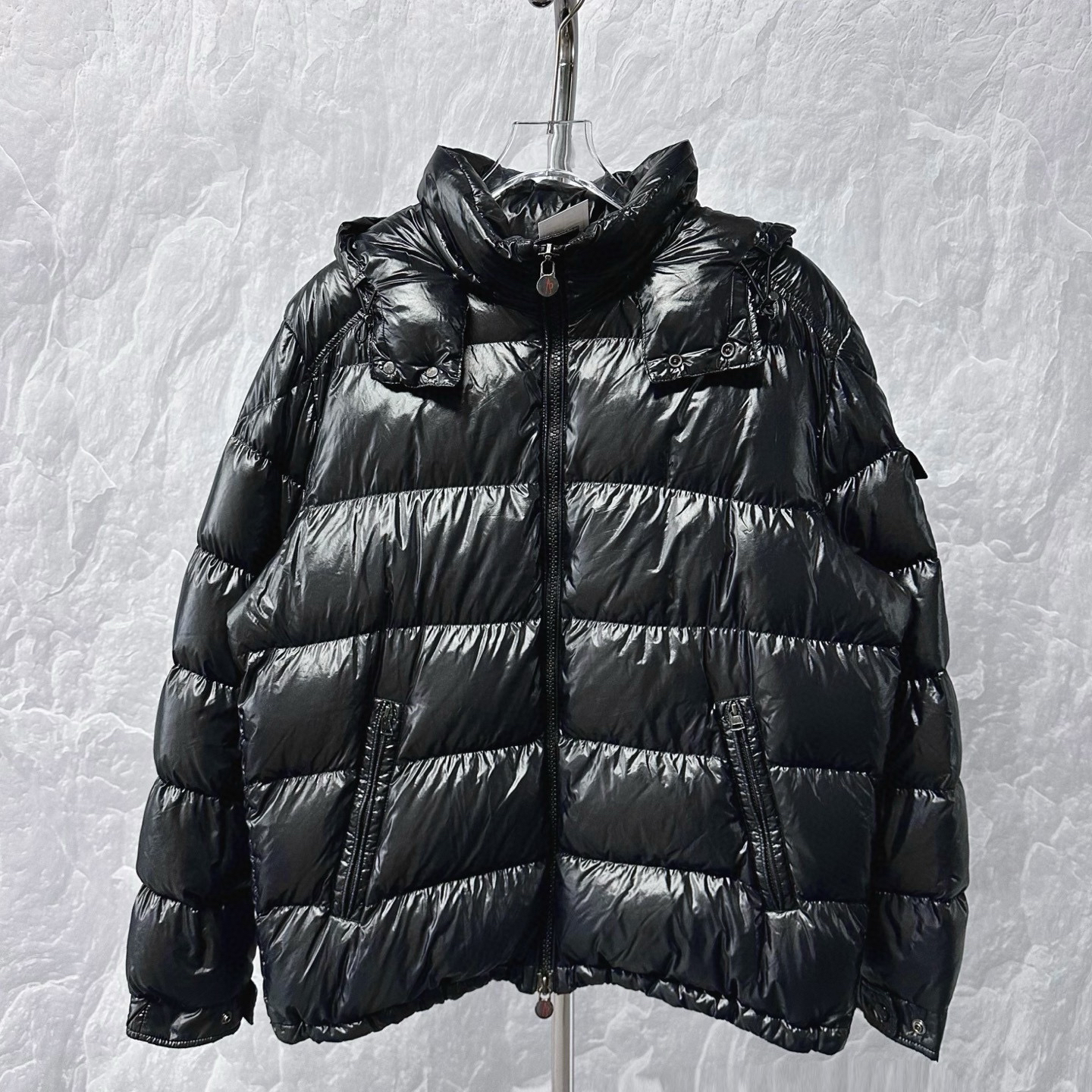 95新 MONCLER maya 徽标亮面连帽羽绒服外套6码D16692