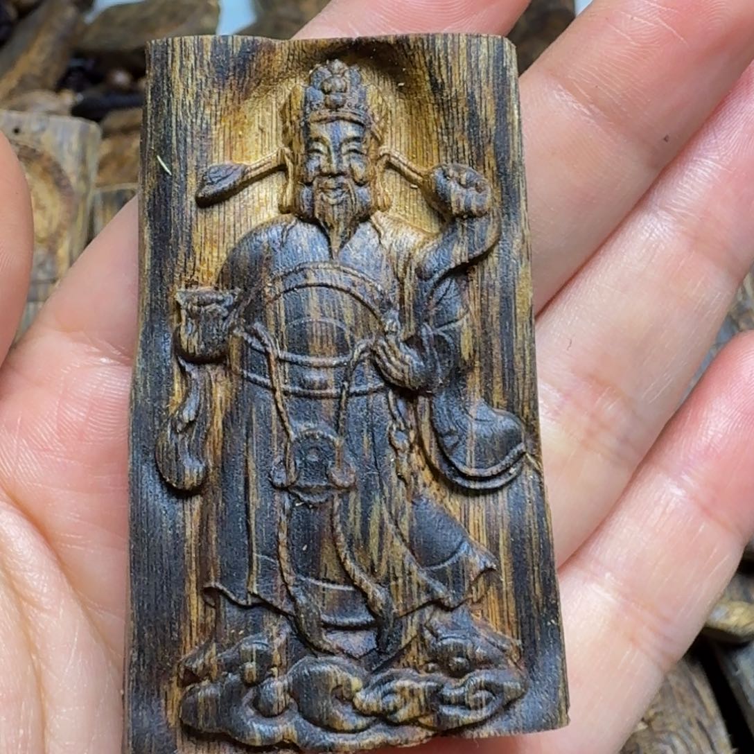 沉香吊坠老料财神爷雕刻牌12.6克