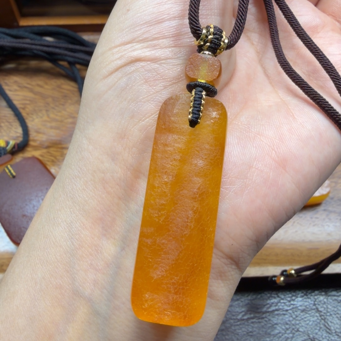 琥珀未镶嵌吊坠(赠链)