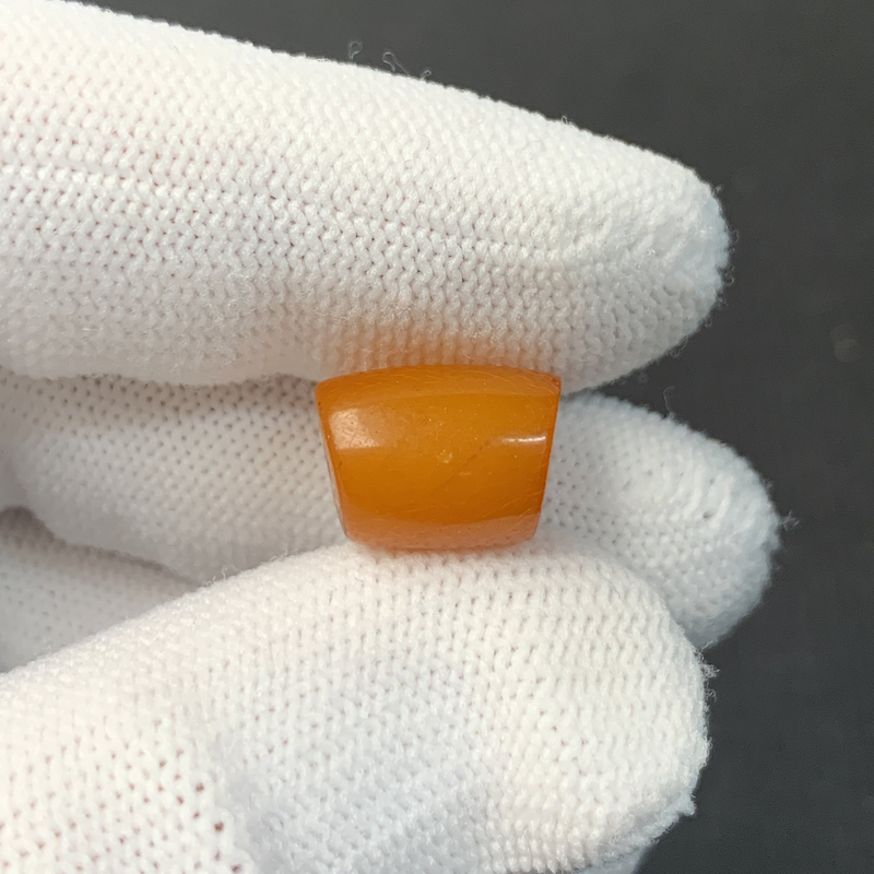 Q1334保真原矿俄料尺寸10.2*13.7mm蜜蜡单颗马蹄斜切顶珠微瑕放漏