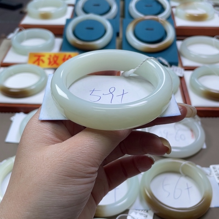 和田玉手镯未镶嵌