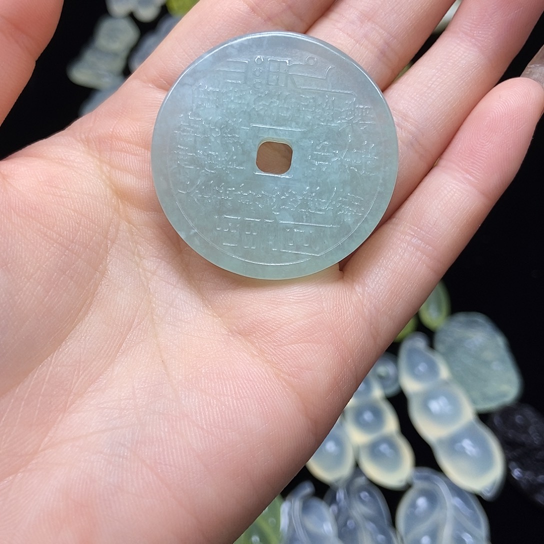 晨****蛇纹石玉未镶嵌颈饰