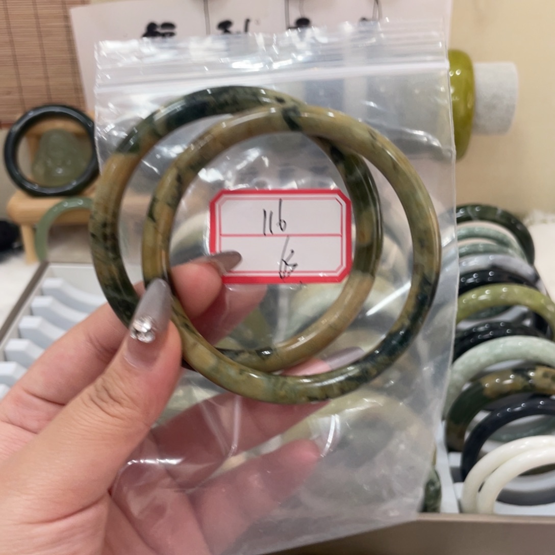 蛇纹石玉手镯未镶嵌