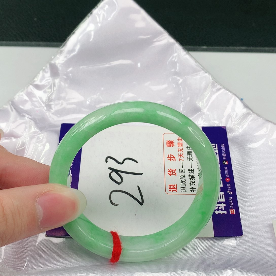翡翠手镯未镶嵌翡翠