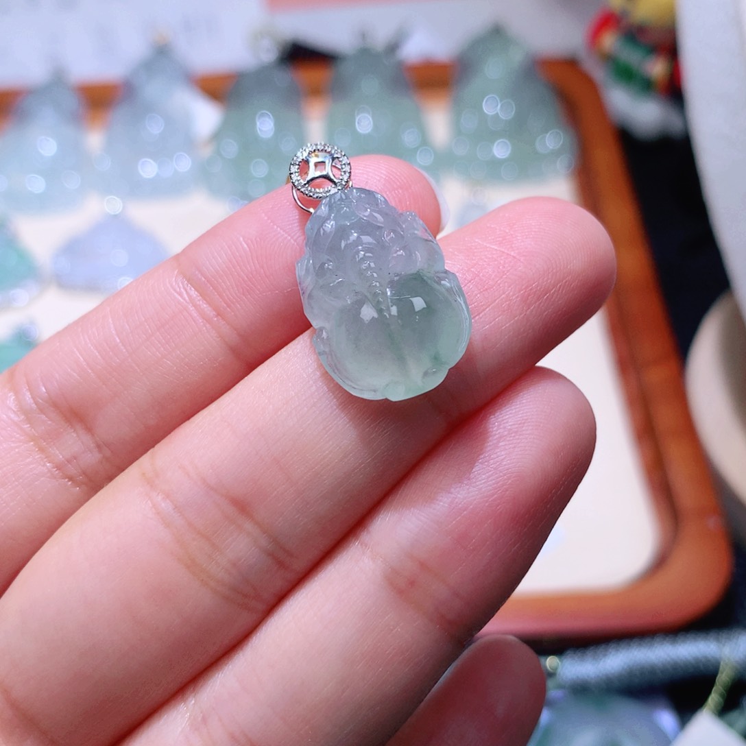 颈饰18K金镶嵌翡翠貔貅