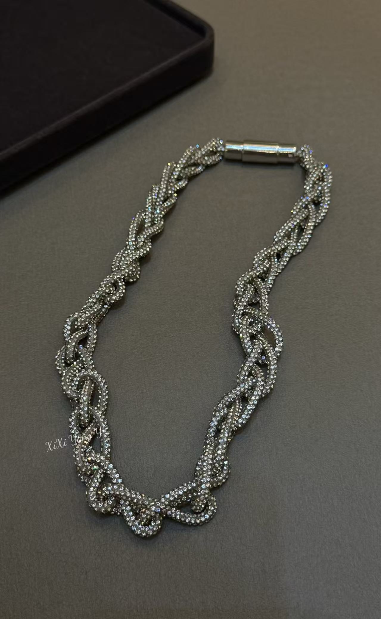 “橱窗爆款”小众买手店设计师款磁铁扣防脱落编制项链