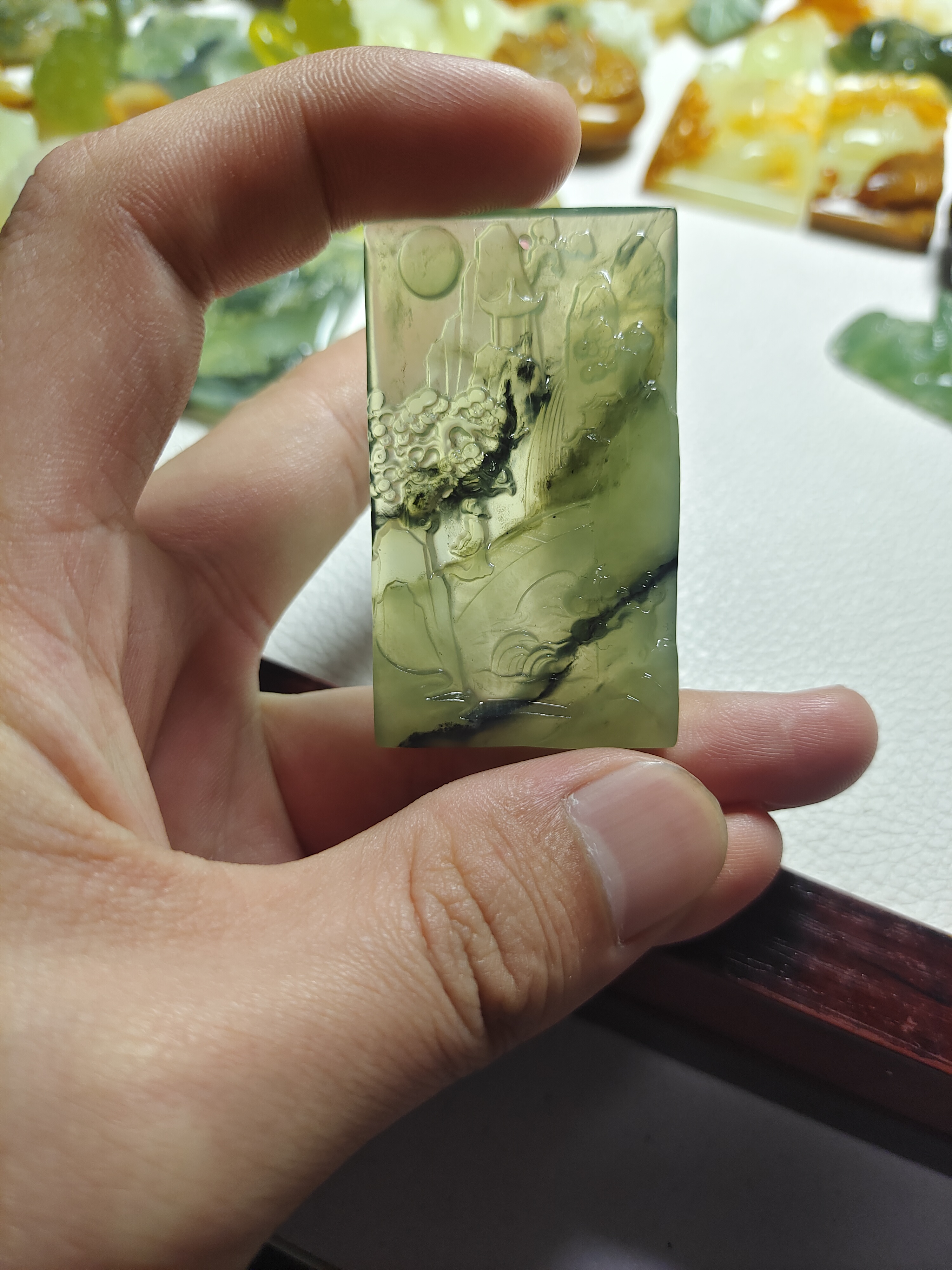 天然岫玉，机雕山水牌子。