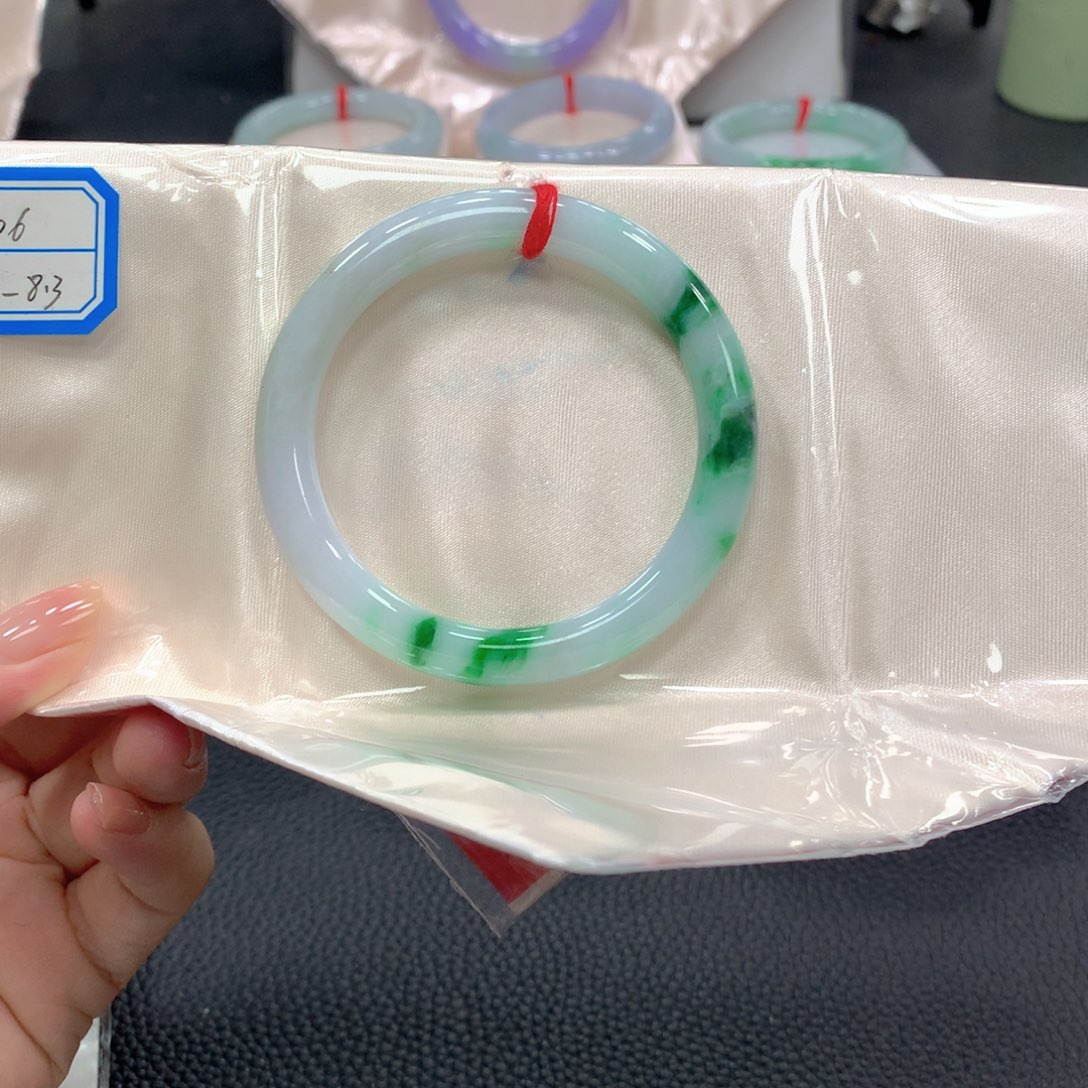 翡翠手镯未镶嵌翡翠