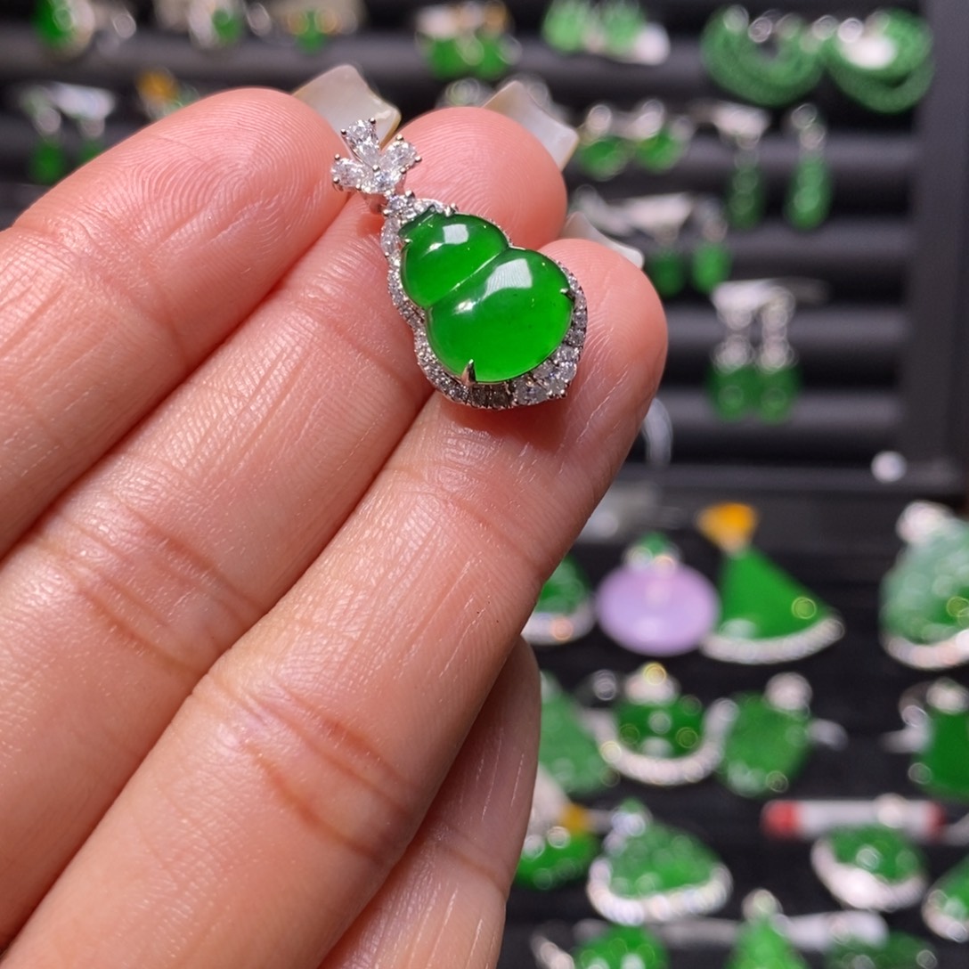 翡翠颈饰18K金镶嵌葫芦吊坠