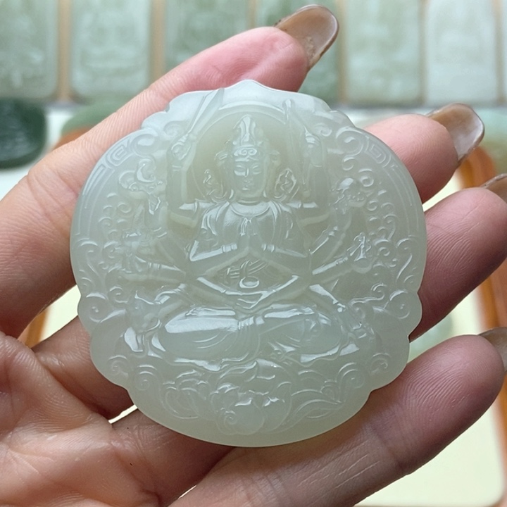 和田玉颈饰未镶嵌曾****?