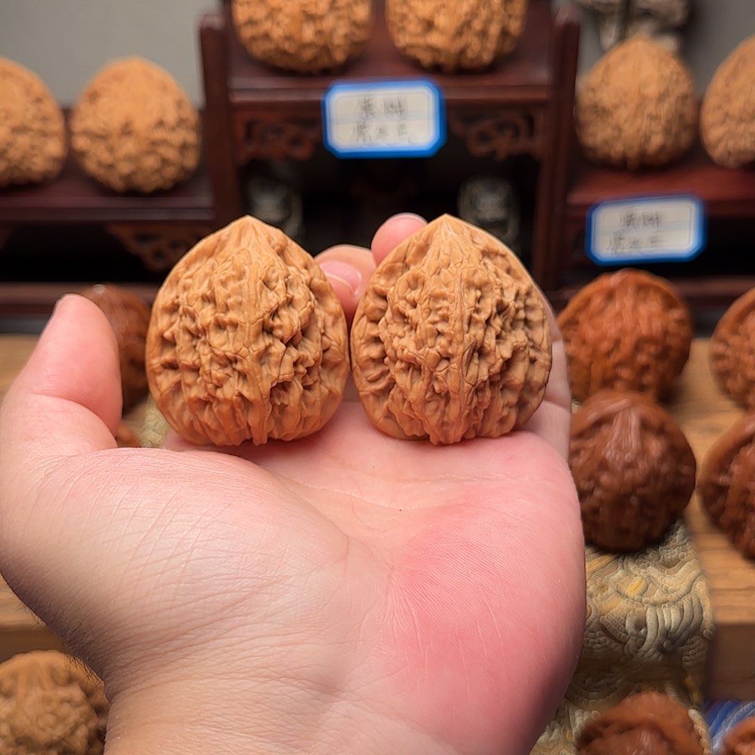 文玩核桃吊坠小****原树虎头王40