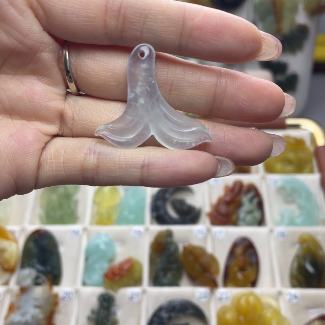 蛇纹石玉未镶嵌颈饰