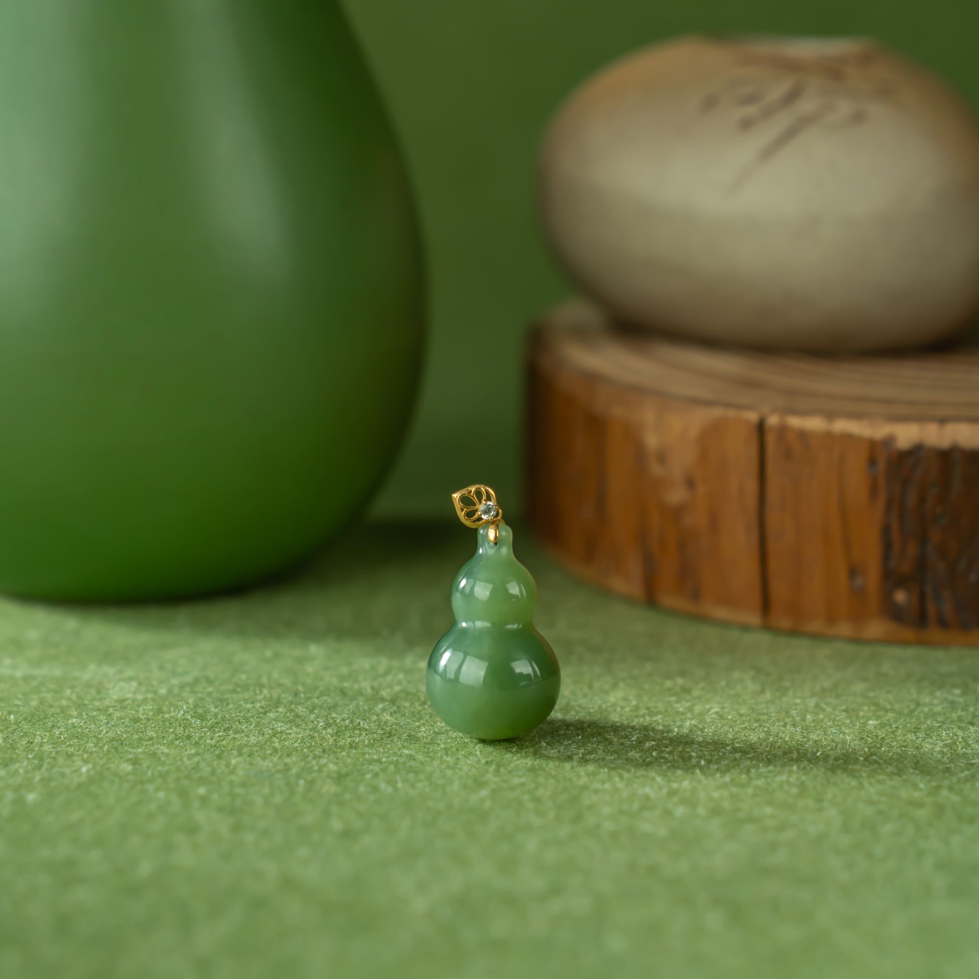 18K金和田玉碧玉葫芦吊坠 多样性发一件 俄罗斯