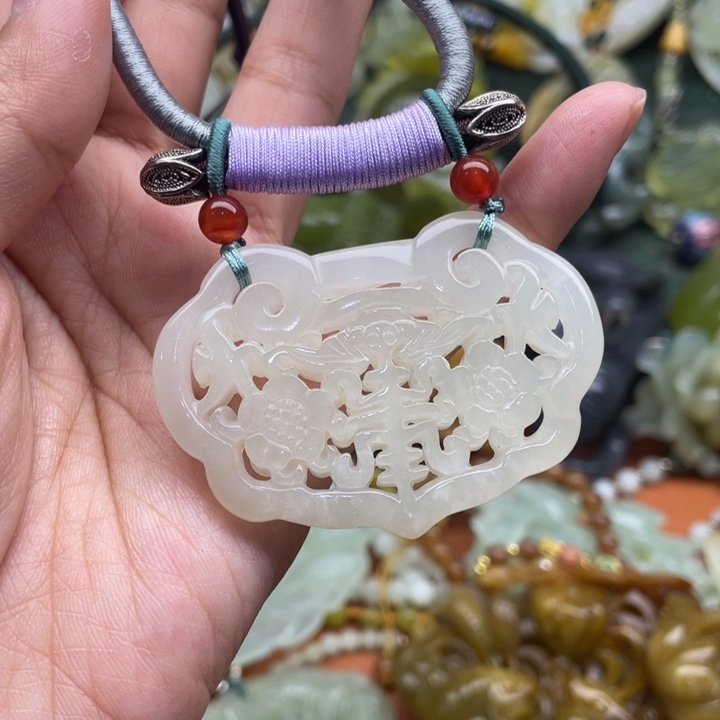 蛇纹石玉吊坠合金