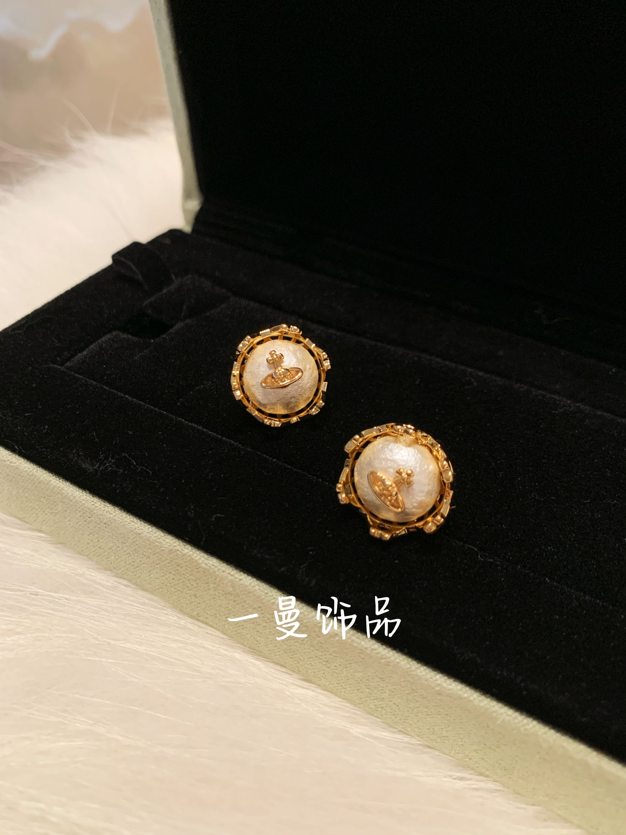 铜合金仿珍珠耳饰 设计感捶打纹理星球珠珠耳钉MZ4491