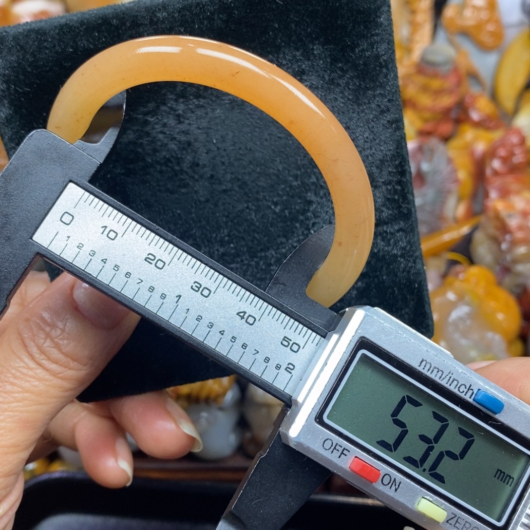 未镶嵌石英质玉（黄龙玉）颈饰