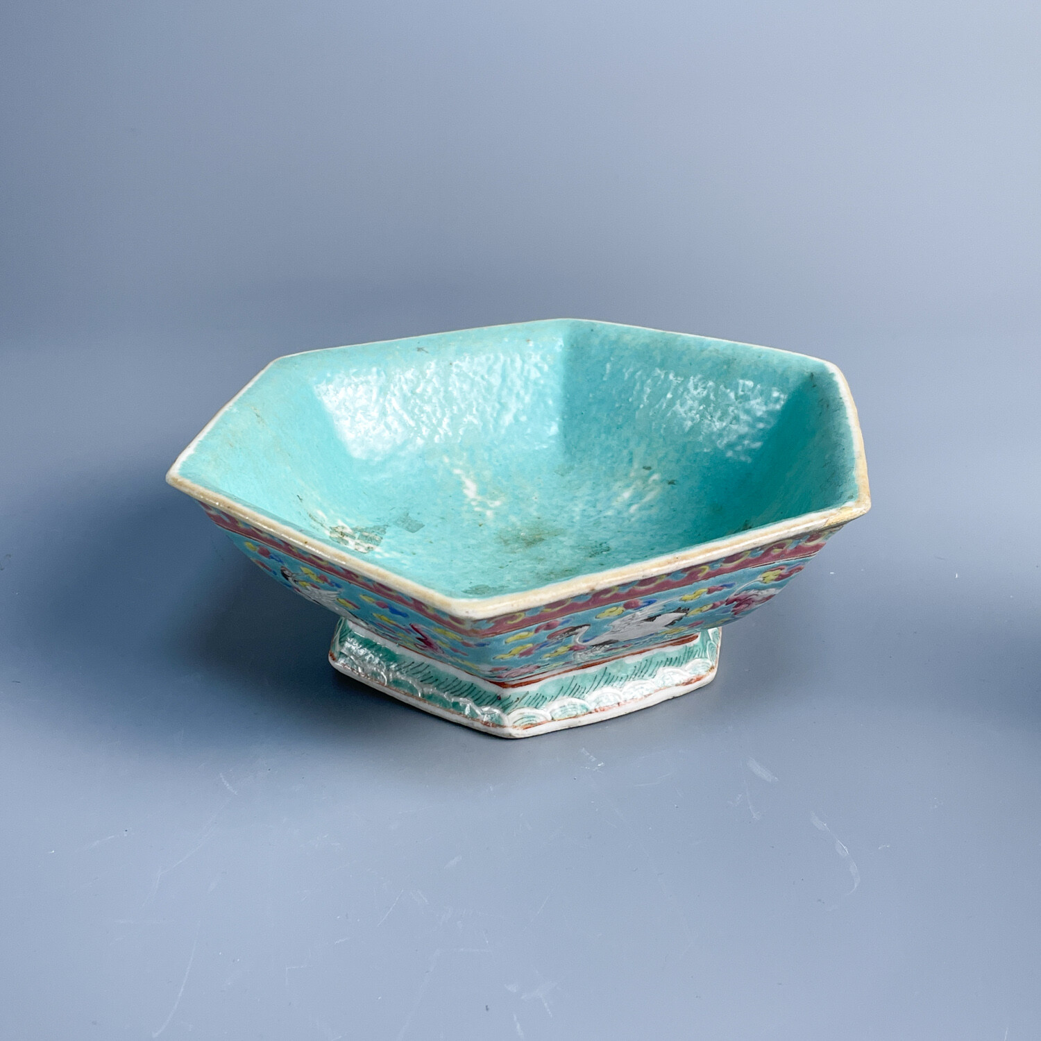 M25J9006E96 - 清同治粉彩松石绿地云鹤纹供碗