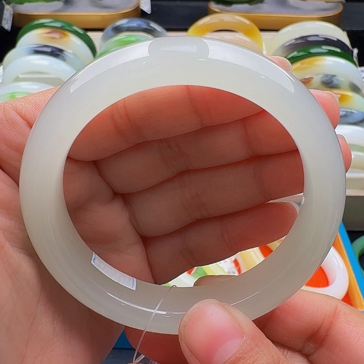 未镶嵌手镯和田玉55.5冰起荧光