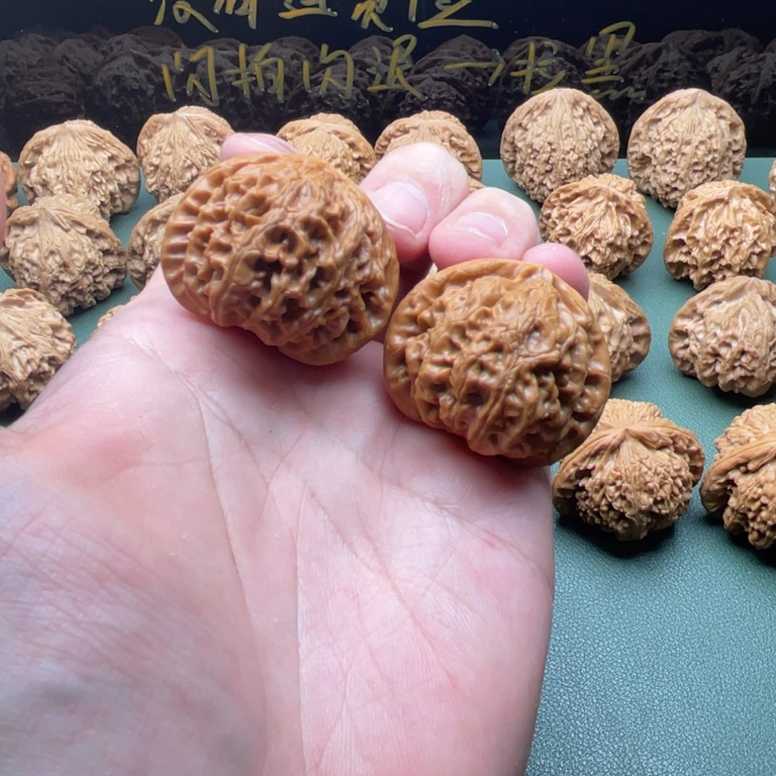 核桃把件38桃心宫灯，已经打底